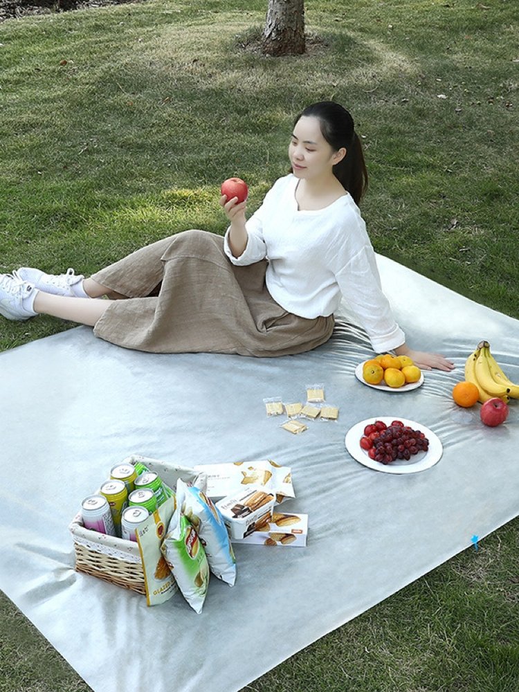 A one-time thicker, unwieldy picnic mat, a field kitchen mat, a damp-protected table and a rag
