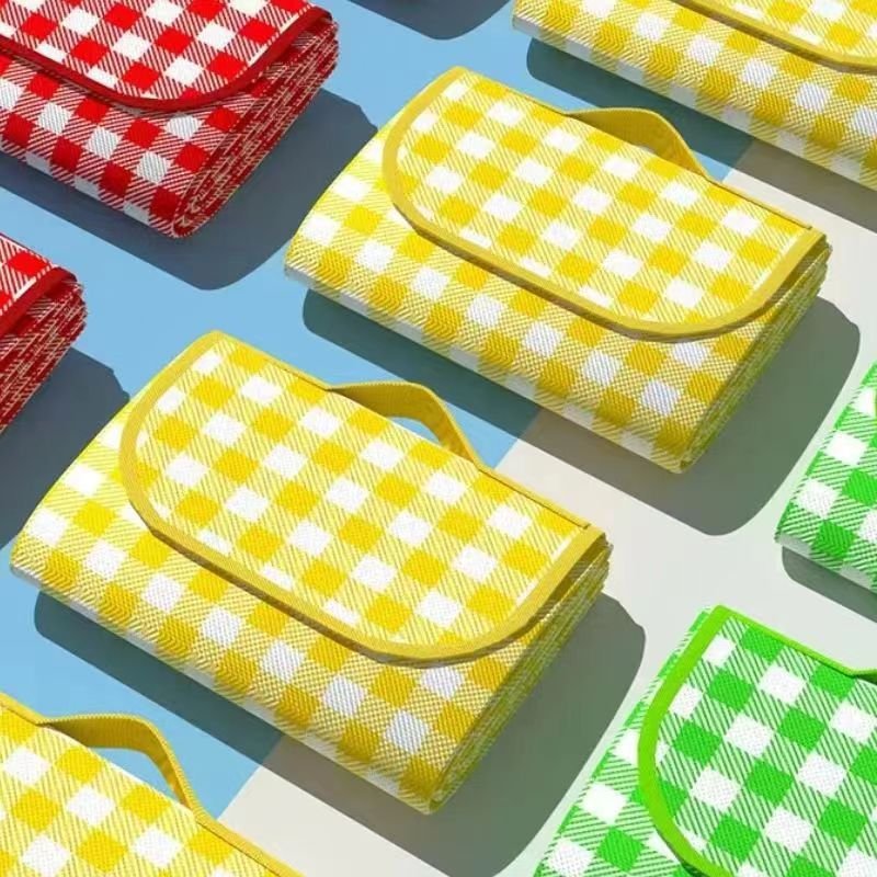 A picnic pad with a thick outdoor cooking camp camp tent with a spring-seat-protected lawn mat