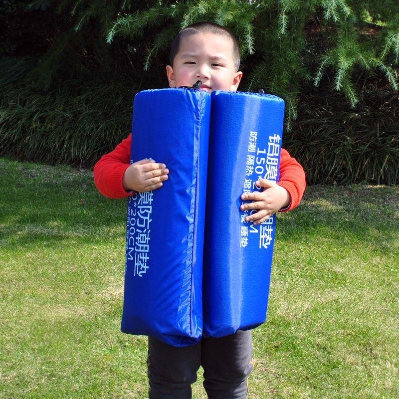 Two-faced aluminium membranes with a flood-proof mattress outside the tent
