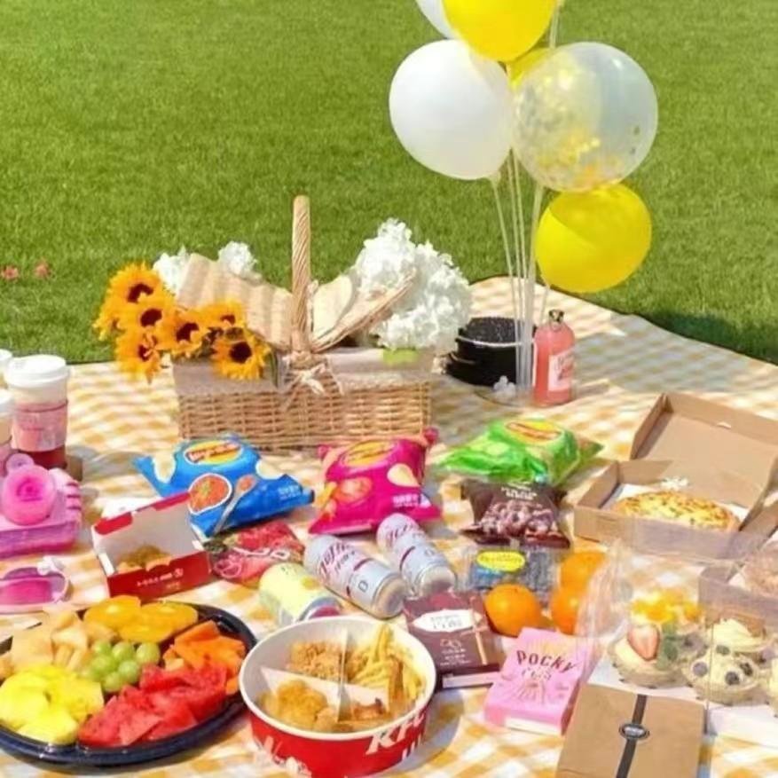 the picnic mats are outdoors, camping pads are field-tide-proof, with a thick spring beach mat for the insecurities