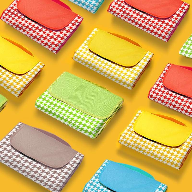 A picnic mat for the outdoors of the picnic, a grass-painted camping camping tent, a beach picnic mat
