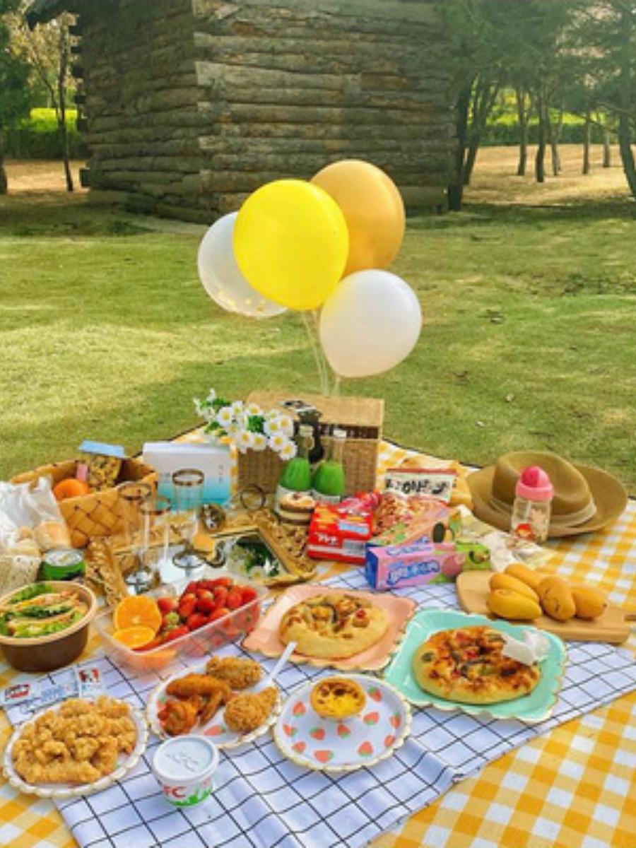 Outdoor picnic mats are waterproof and weed-proof