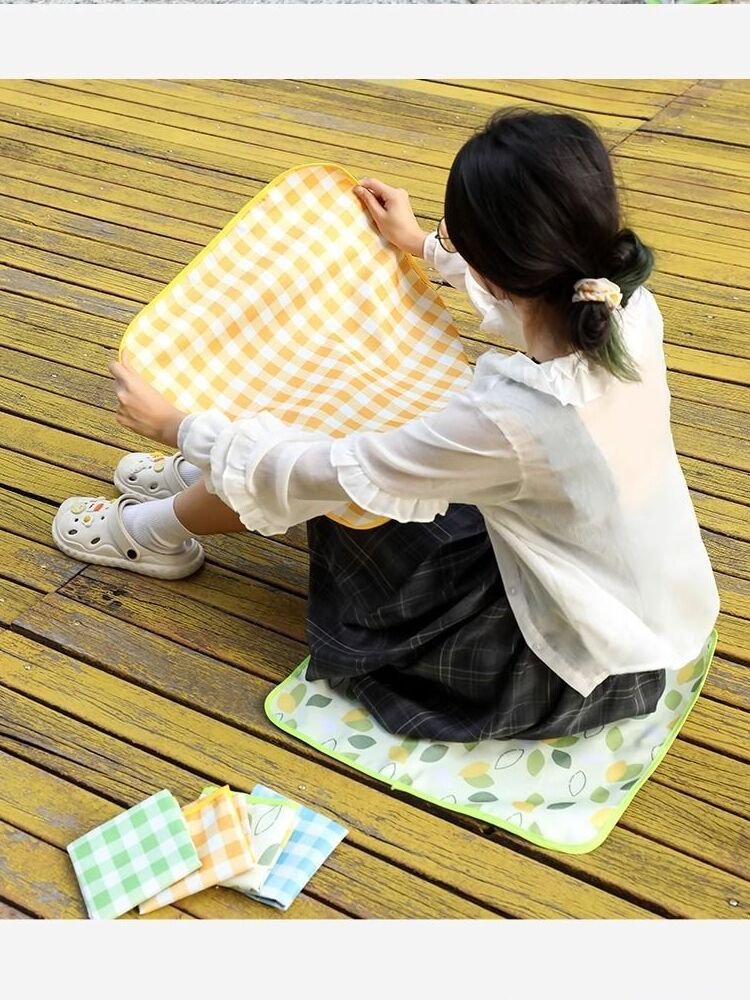The outdoors fold up the tide-proof mats camp and the mini-foam pads for the picnic