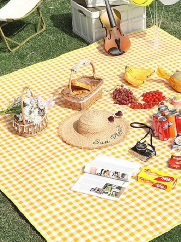 WITH A THICK ALUMINIUM MOISTURE, A SMALL YELLOW IG INS NET RED-COLOURED FIELD CAMPING PICNIC ON THE OPEN LAWN
