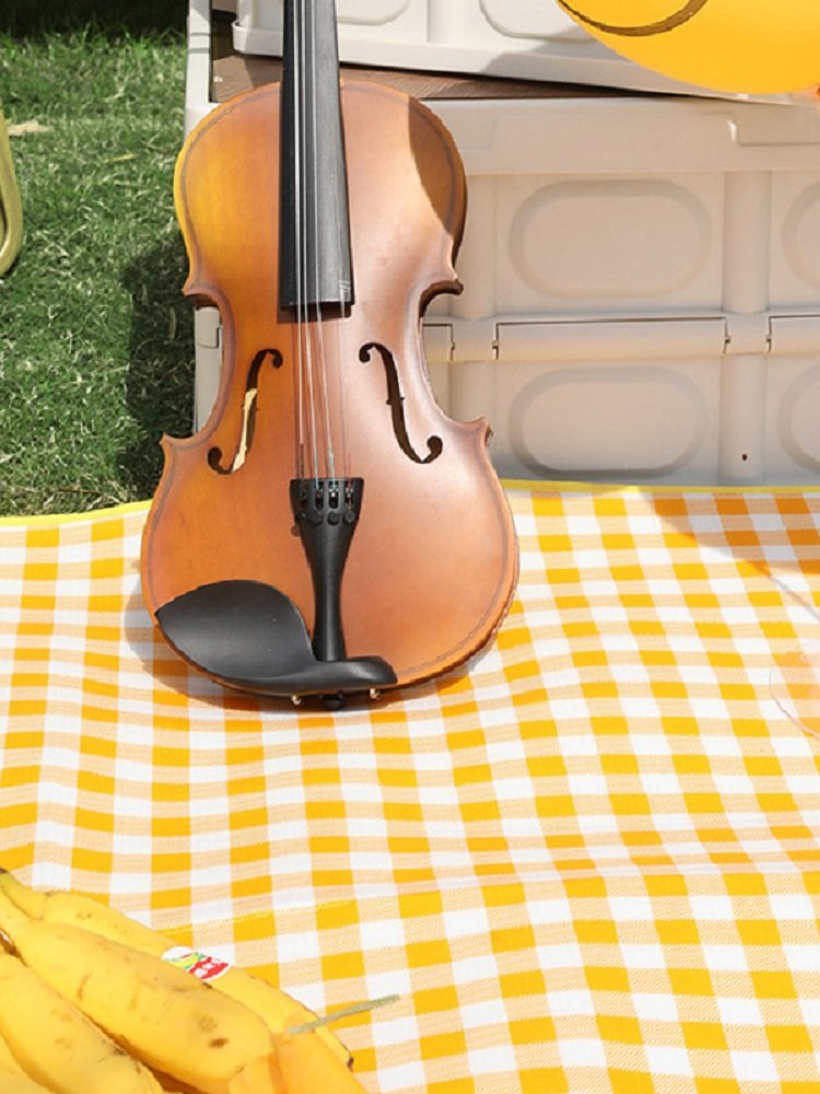 WITH A THICK ALUMINIUM MOISTURE, A SMALL YELLOW IG INS NET RED-COLOURED FIELD CAMPING PICNIC ON THE OPEN LAWN