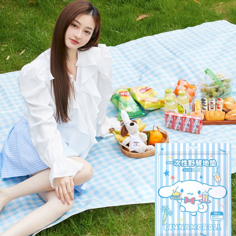 A ONE-TIME TIDE-PROOF TOON-GAUL TENT SEAT ON A WATER-PROTECTED LAWN MAT TO CAMP WITH KT