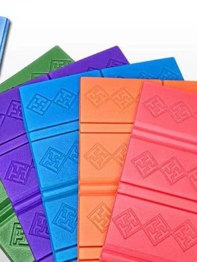 Water-resistant folding of a damp-resistant lawn-coated field-side damp-coated mats with camping foam picnic mats