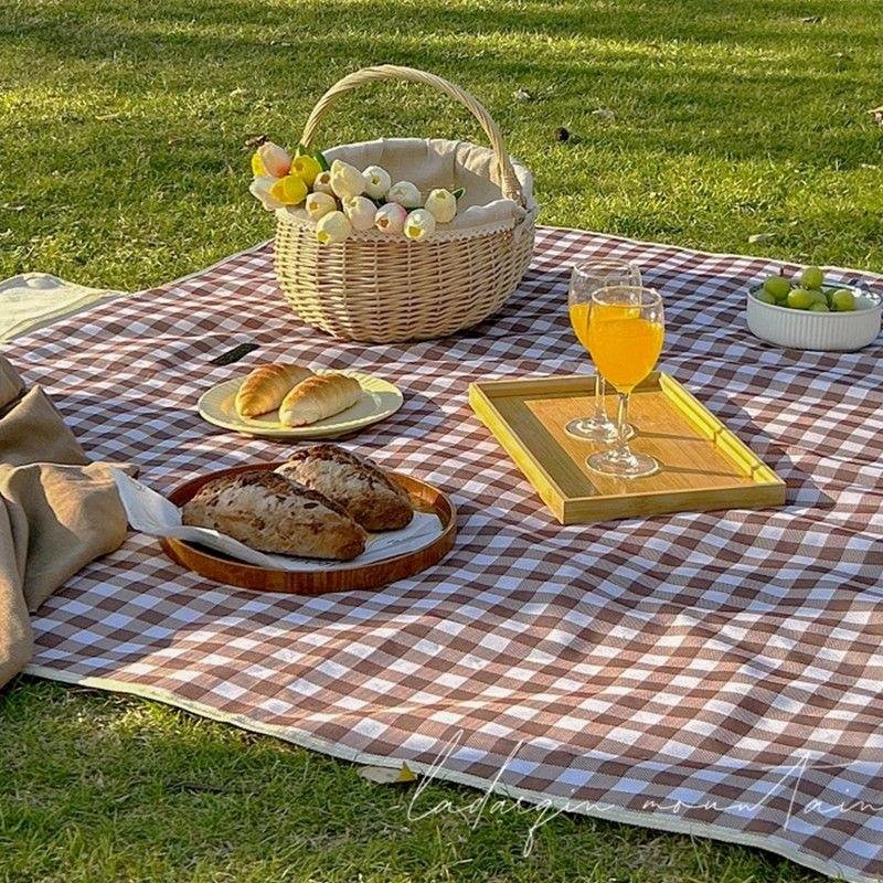 Outdoor picnic pads with water and portable outdoor picnic pads on the lawn and tidal beach