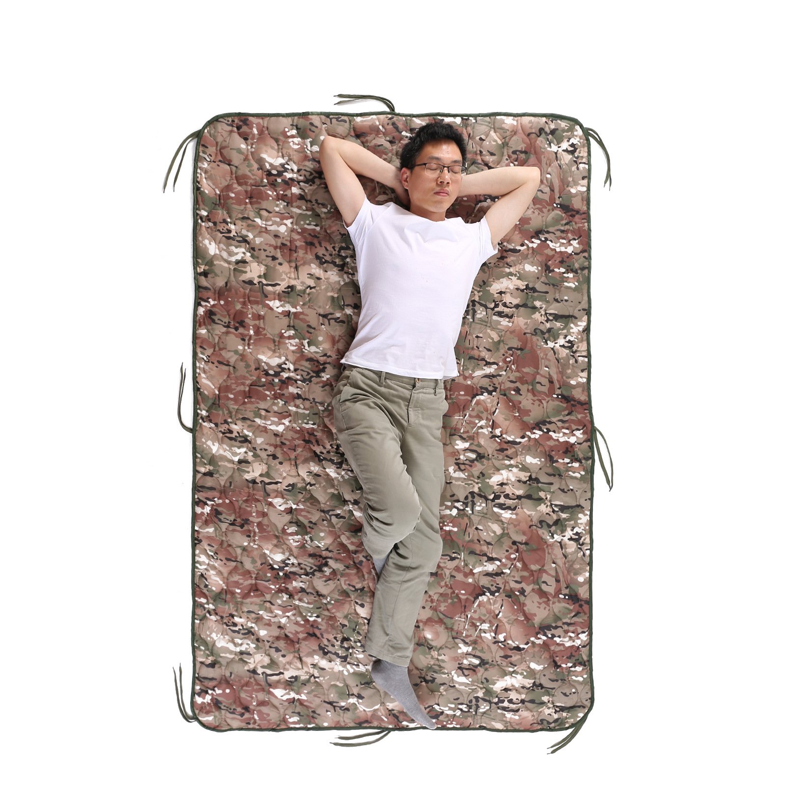 An outdoor colored camping blanket with light Quantification and Heating picnic mats to protect against water-throwing and a nap blanket