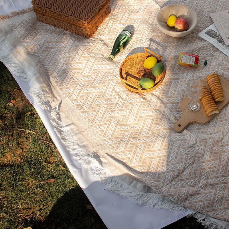 ins picnics with carpets with a thick field wind and tide-proof pads and a red blanket for the old field camping net
