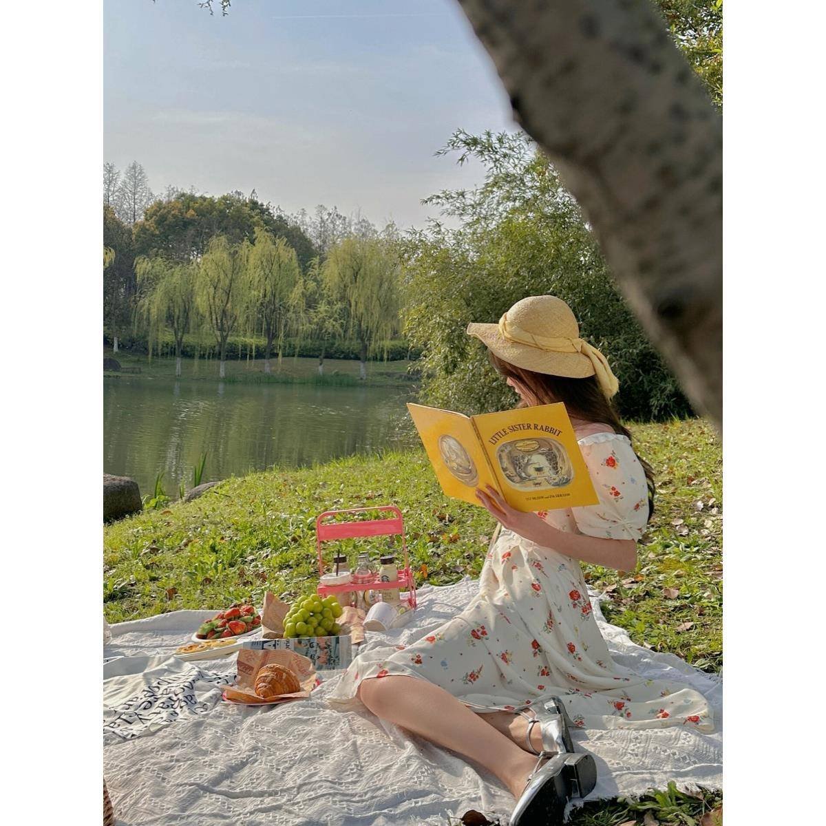 Spring mats, picnics, outdoor camping, with white French picnics, weed-proof mats with thick seat cushions