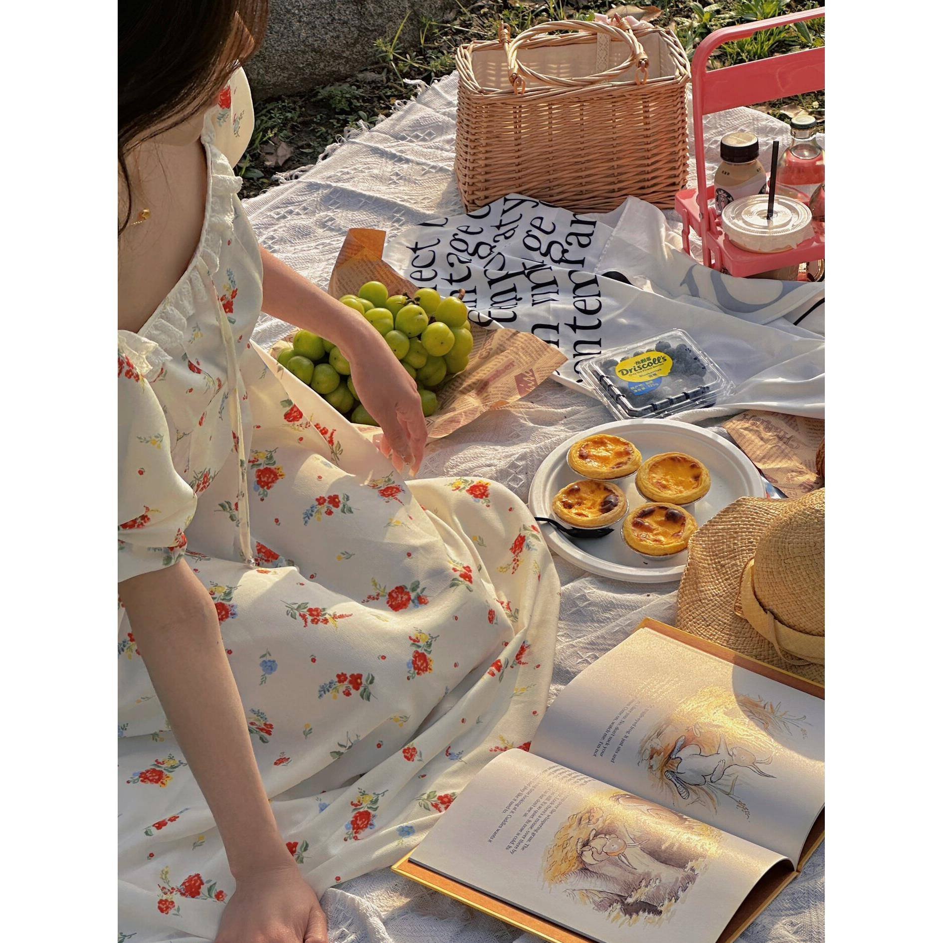 Spring mats, picnics, outdoor camping, with white French picnics, weed-proof mats with thick seat cushions