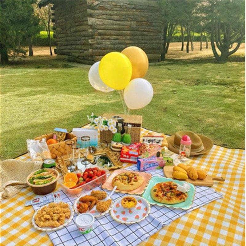 Outdoor picnic mats are waterproof and weed-proof