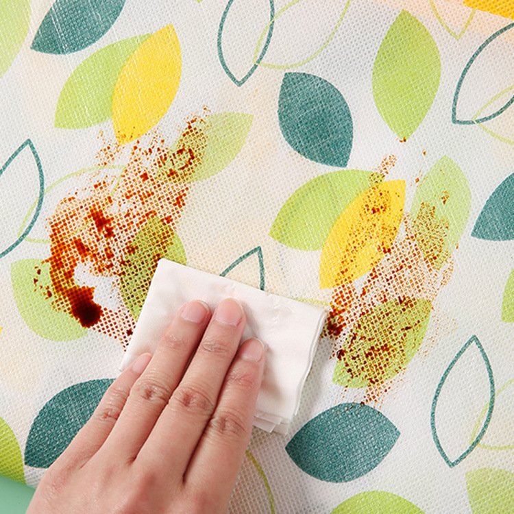 A picnic mat with a thick outdoor picnic kit can fold picnic sheets on a spring trip