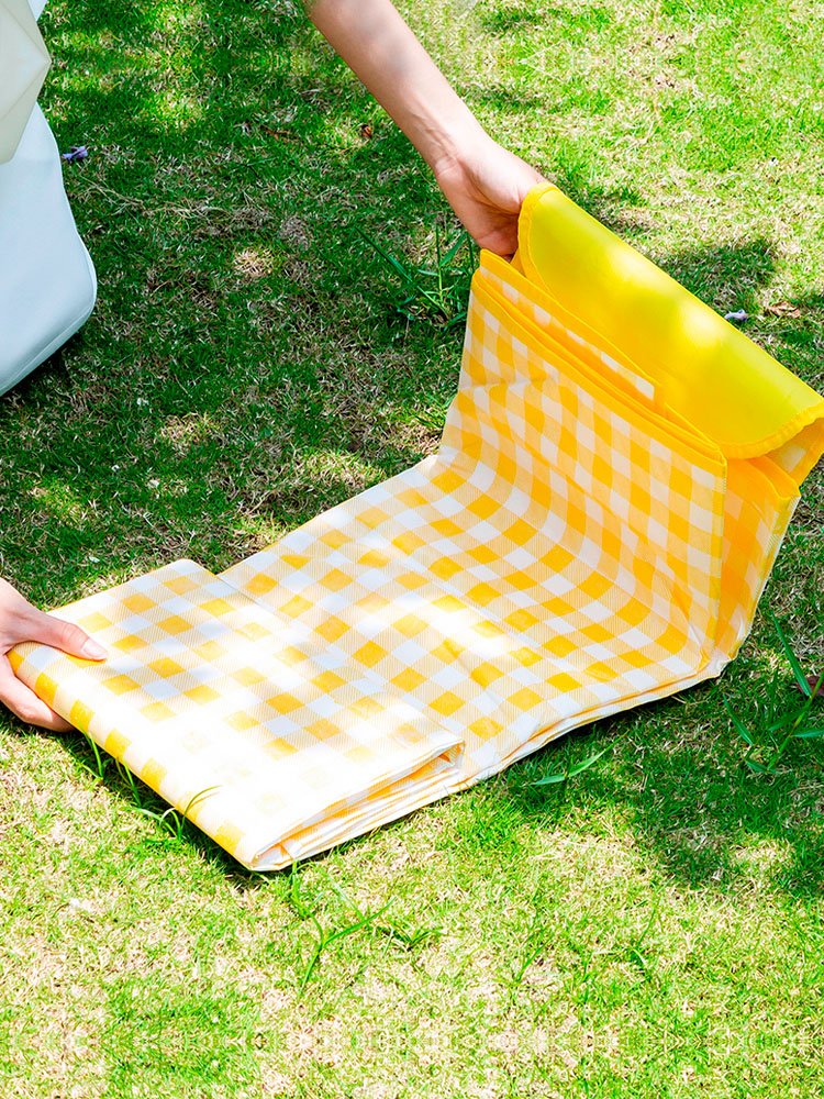 A picnic pad on a damp-proof outdoor camping, with water-resistant and well-boiled beach peri-baskets on the lawn