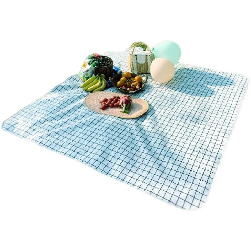 The picnic mats are waterproof and the outdoors are thicker, with the park's peri-urban lawn mats