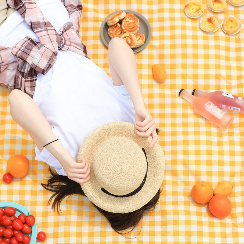A one-time picnic table mat with a hot-cooked lawn mat and a waterproof table