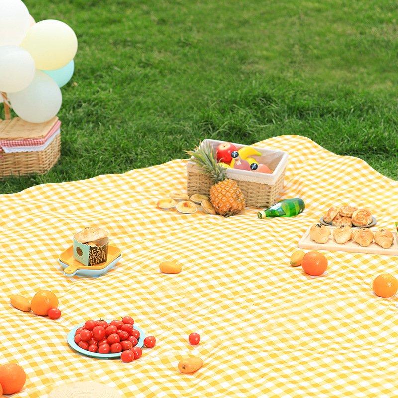 A one-time picnic table mat with a hot-cooked lawn mat and a waterproof table