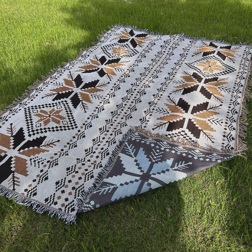 Outdoor table camping mats with thick tent pads to collide with outdoor cooking mats to decorate people's accommodations