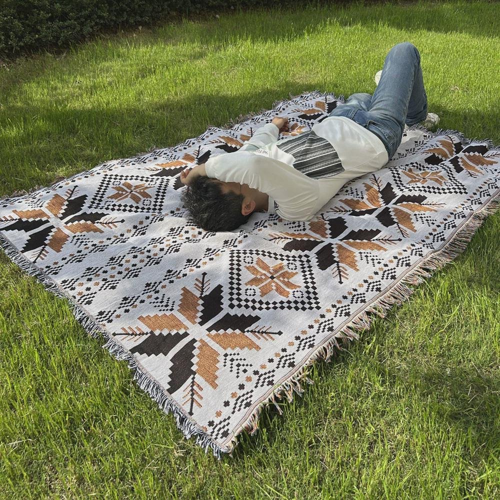 Outdoor table camping mats with thick tent pads to collide with outdoor cooking mats to decorate people's accommodations