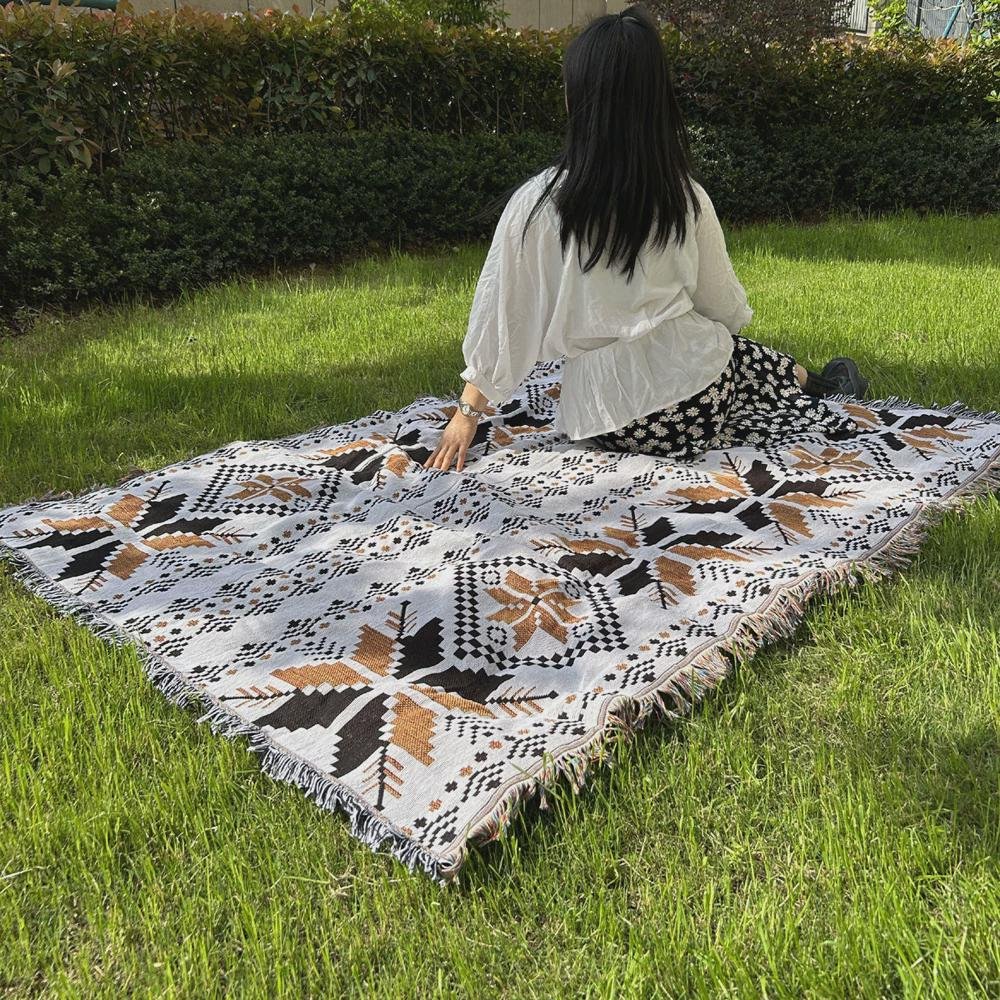 Outdoor table camping mats with thick tent pads to collide with outdoor cooking mats to decorate people's accommodations