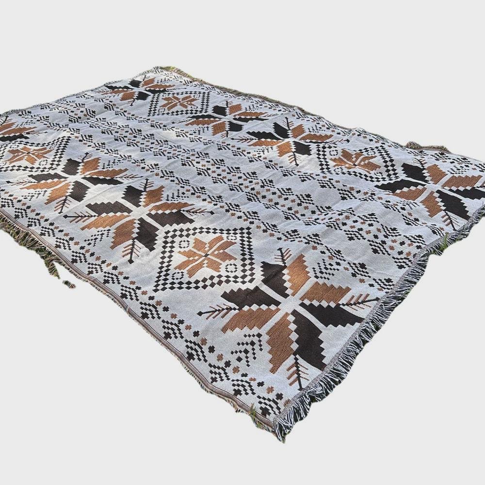 Outdoor table camping mats with thick tent pads to collide with outdoor cooking mats to decorate people's accommodations