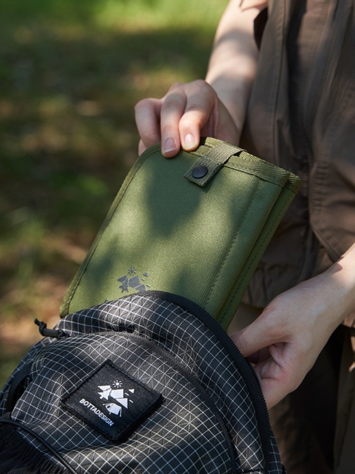 Oxford outdoors can fold tide-proof pads, so a man can ride a man-to-man pedal to the mountains