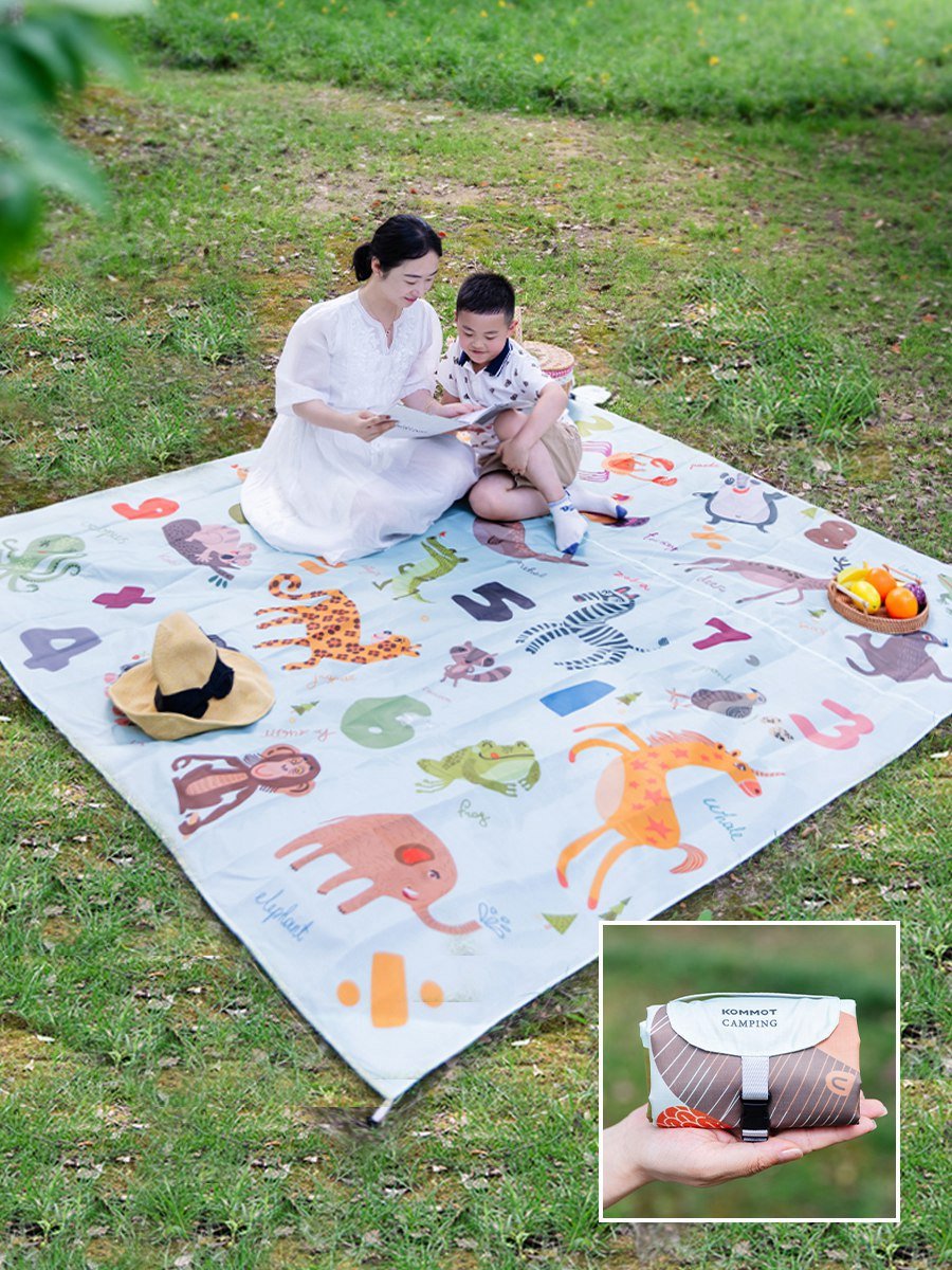 OUT OF THE HOUSE IN KOMMOT, A POCKET OF MINI PICNIC MATS FOR CHILDREN IS WATERPROOF AND LIGHT ON THE BEACH