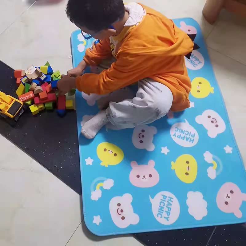 Children's home-cooled balconies with a hot kindergarten picnic mat with aluminum membrane mat for the fall