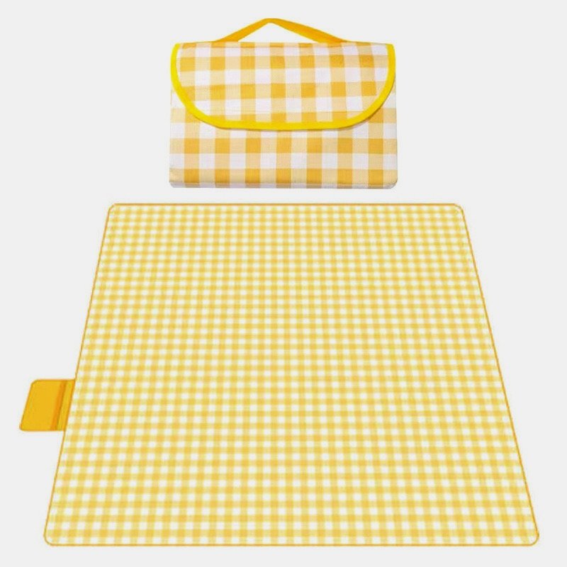 A picnic pad with a bathing pad and a bathing pad can fold with an outdoor picnic
