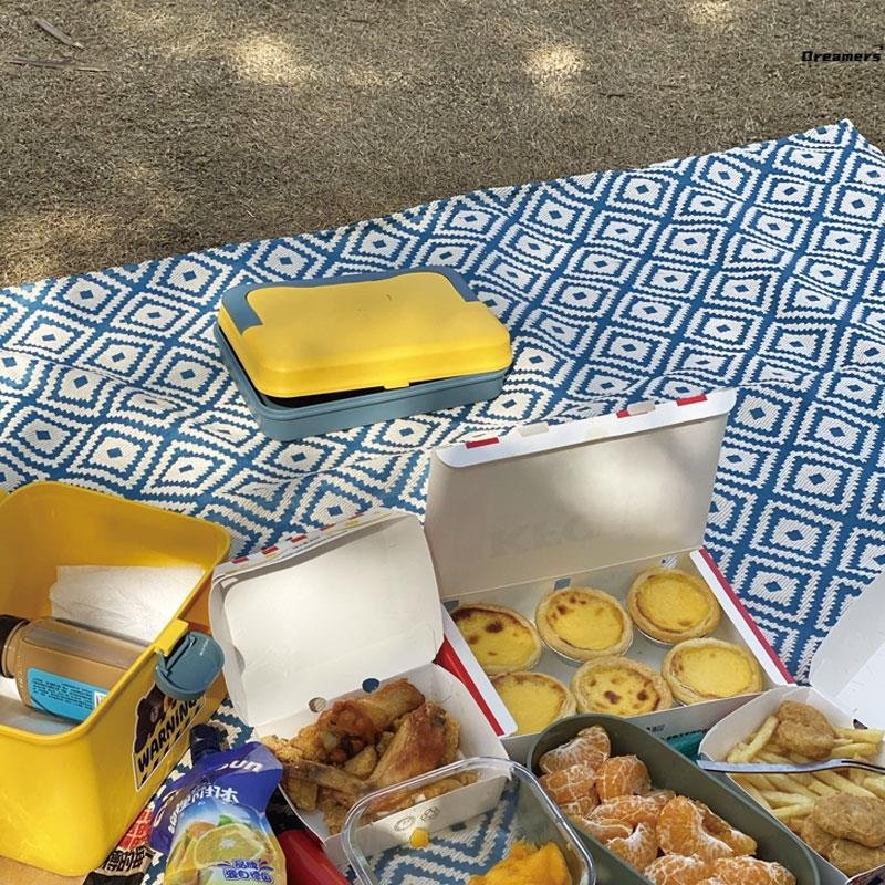 Outdoor picnic pads and damp-proof camping pads with beach mats on the beach