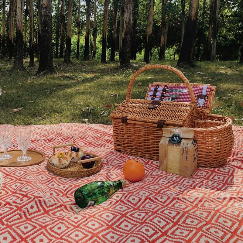 Outdoor picnic pads and damp-proof camping pads with beach mats on the beach