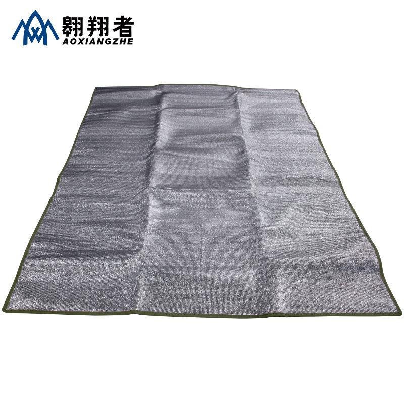 Scrambling with two-faced aluminum anti-tide pads to keep the outdoors warm