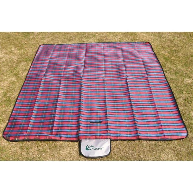 Opens up an open-air camper picnic mat, an Oxford velvet mat, a portable camper