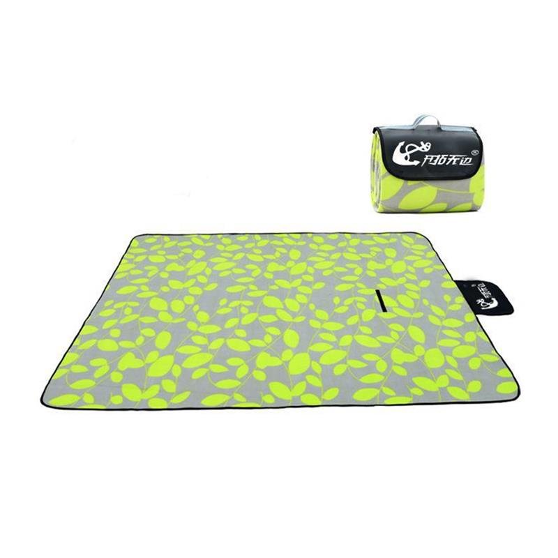 Opens up an open-air camper picnic mat, an Oxford velvet mat, a portable camper