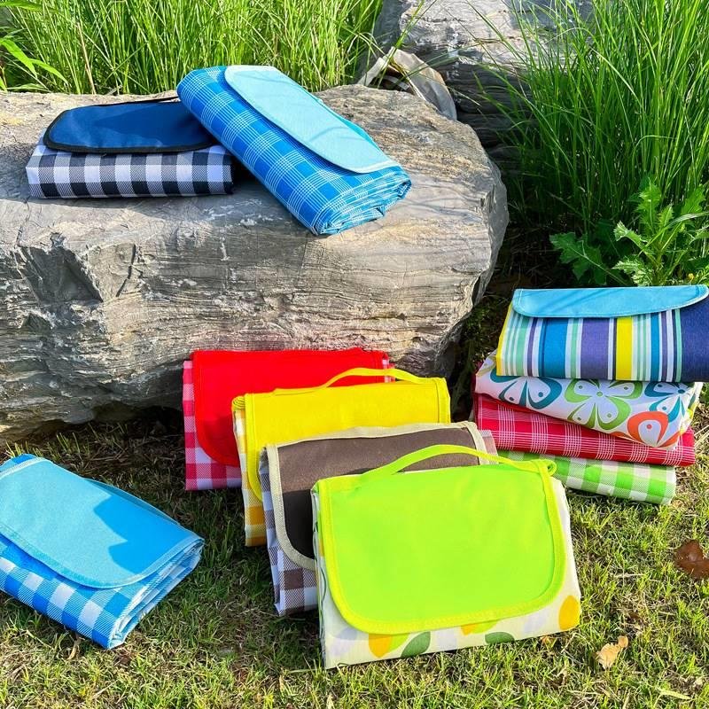 600D OXFORD PICNIC PADS FOLDED TO THE TIDE-PROOF PADS TO CARRY THE SPRING TENT MATS WITH THE WATER-PROOF BEACH MATS