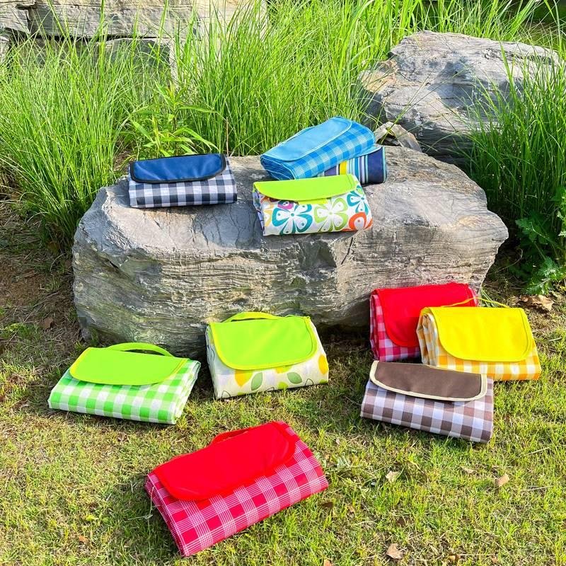 600D OXFORD PICNIC PADS FOLDED TO THE TIDE-PROOF PADS TO CARRY THE SPRING TENT MATS WITH THE WATER-PROOF BEACH MATS