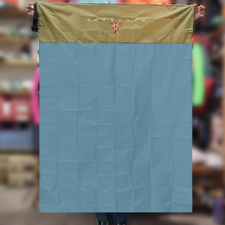 Waterproof outdoor picnic mats to fold beach pads and camping table mats
