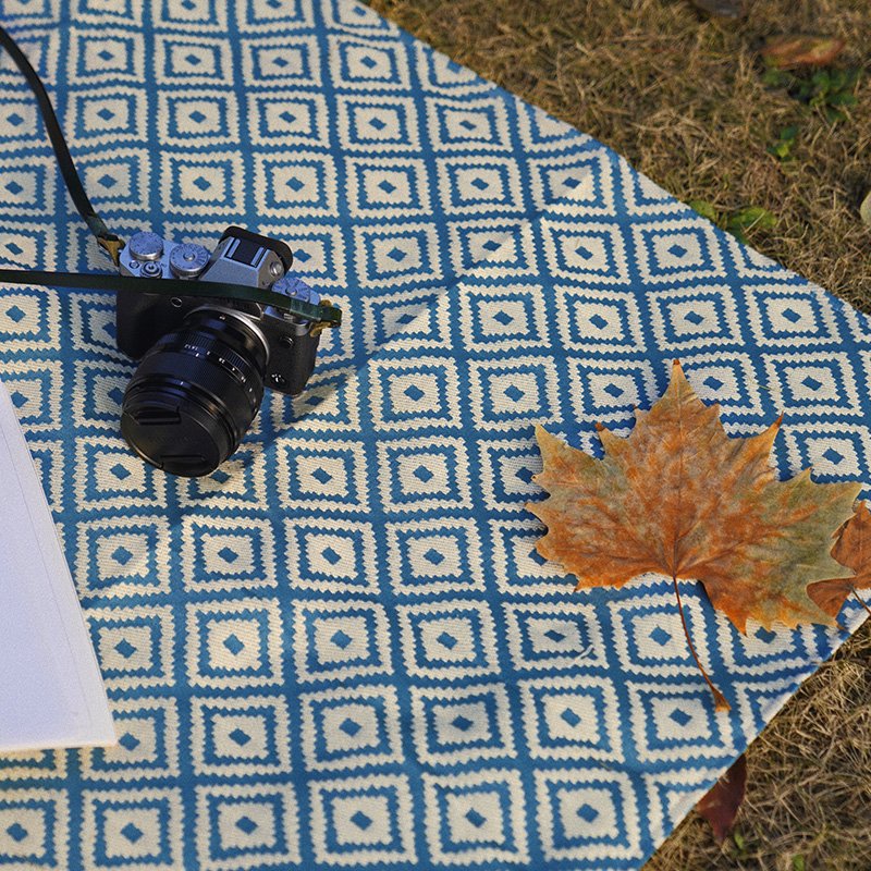 A picnic mat with a hot-and-paint picnic-painted, camping and waterproof mattress with a sleeping mattress
