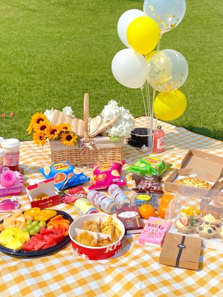 A picnic mat with a thick outdoor picnic camping and water-sitting pad will fold with a damp-proof tent
