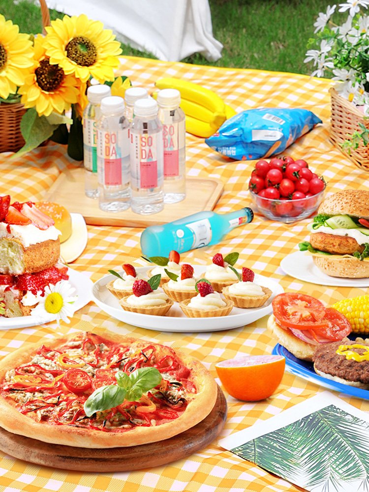 A picnic mat with a thick outdoor picnic camping and water-sitting pad will fold with a damp-proof tent