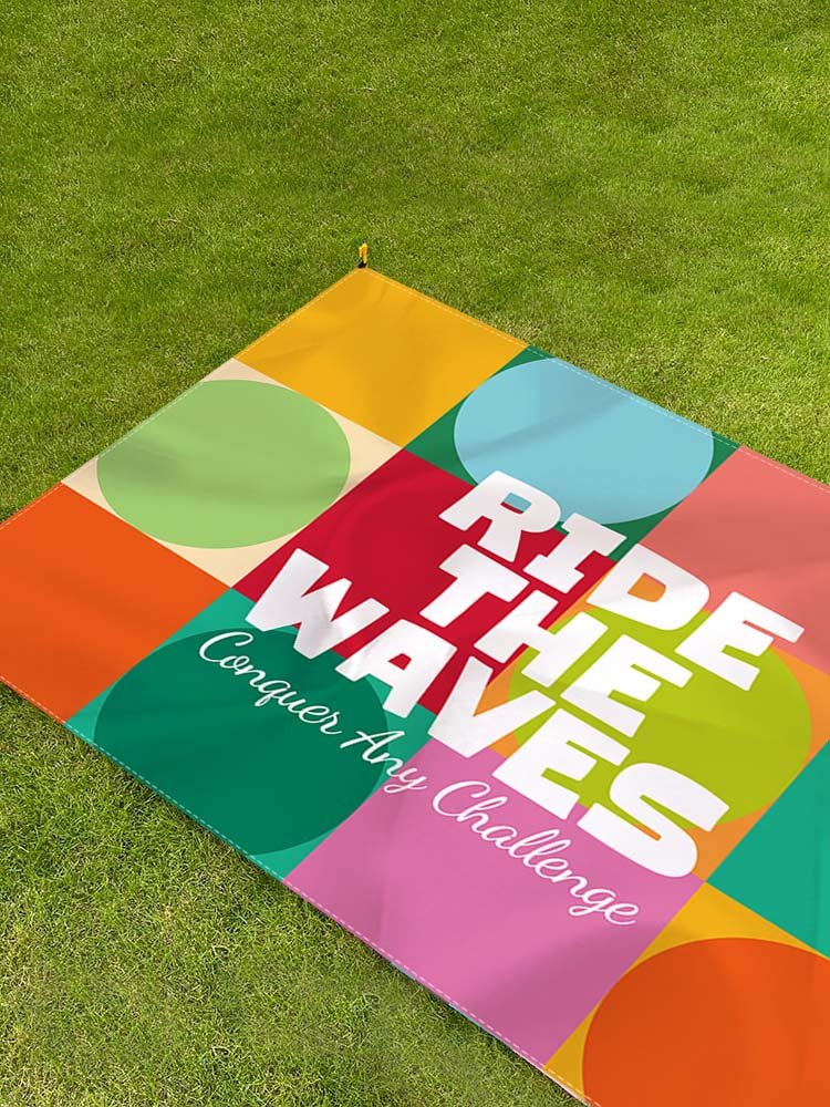 The beach mats for picnics camp against the tides, and the tatters of the students' spring and autumn trips are so light and environmentally friendly