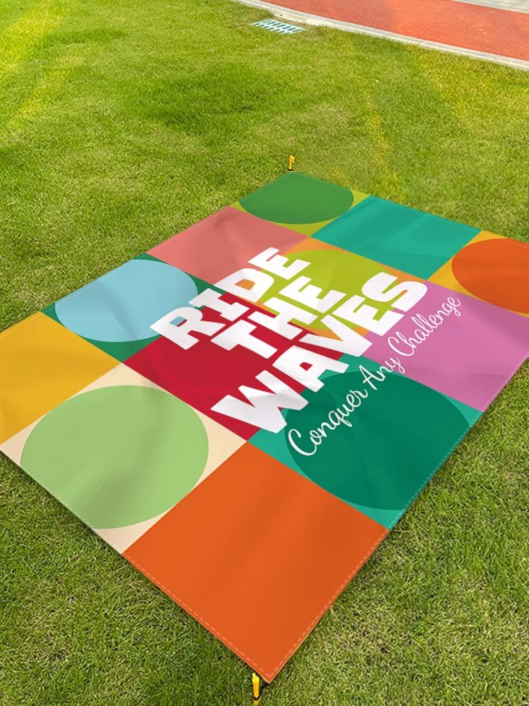 The beach mats for picnics camp against the tides, and the tatters of the students' spring and autumn trips are so light and environmentally friendly
