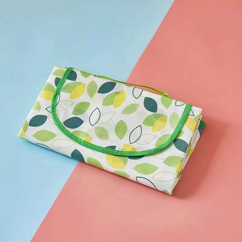 A picnic mat with a thick tide-proof outdoor picnic and a water-protected seating mattress folds a damp-protected tent