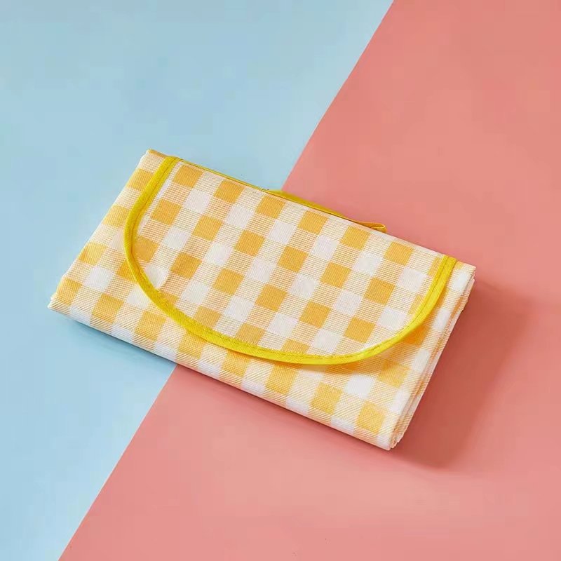 A picnic mat with a thick tide-proof outdoor picnic and a water-protected seating mattress folds a damp-protected tent