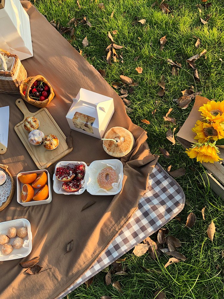 A picnic mat with a thick tent, a camping mat, a beach mat, a picnic mat, outside the tan-back room