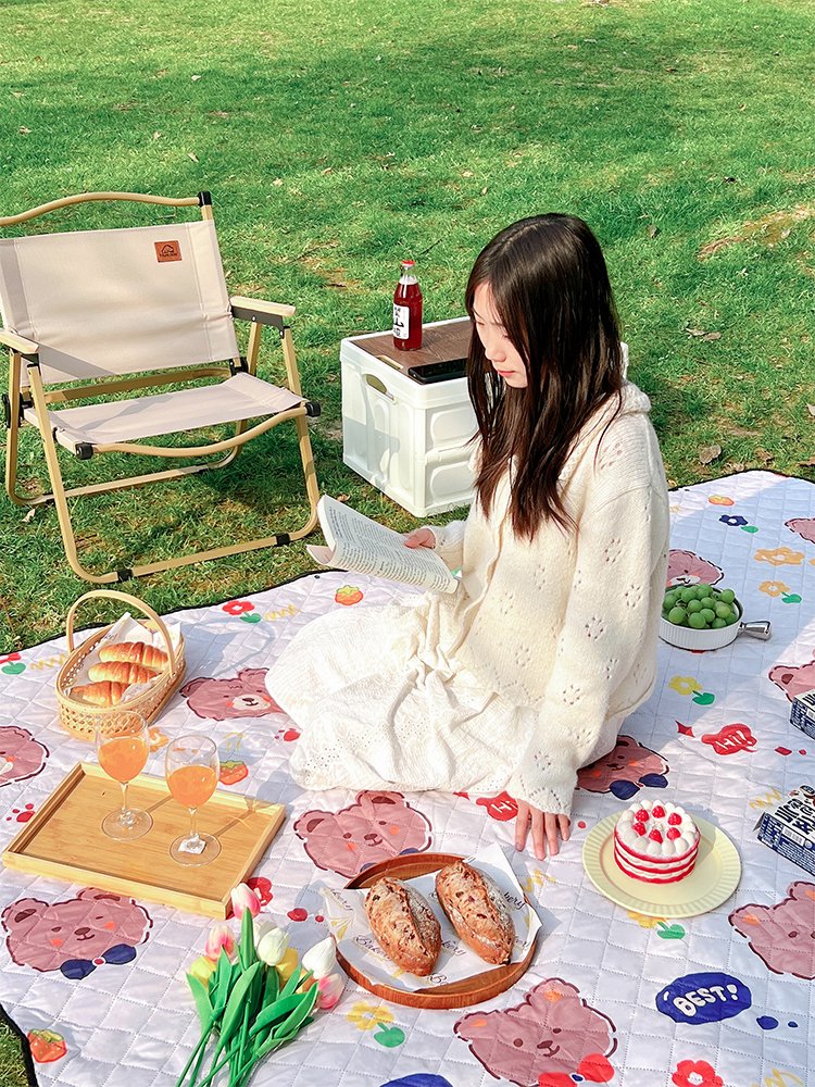The picnic pads can fold seat cushions to camp outside of the tide-resistant outdoors
