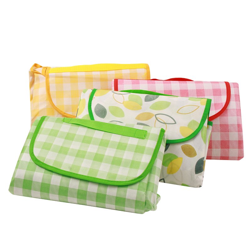A picnic mat with a thick outdoor picnic, waterproof, and a spring field trip can fold the picnic cloth