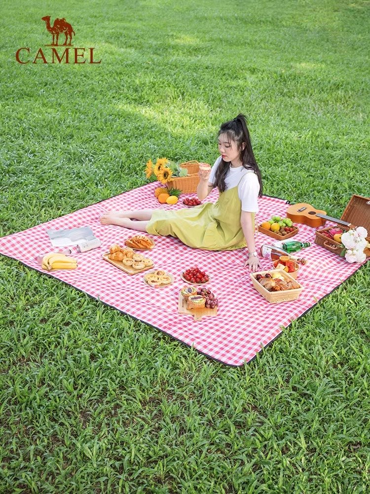 Camel picnic pads with tampons and camping tent pads to fold the picnic cloth