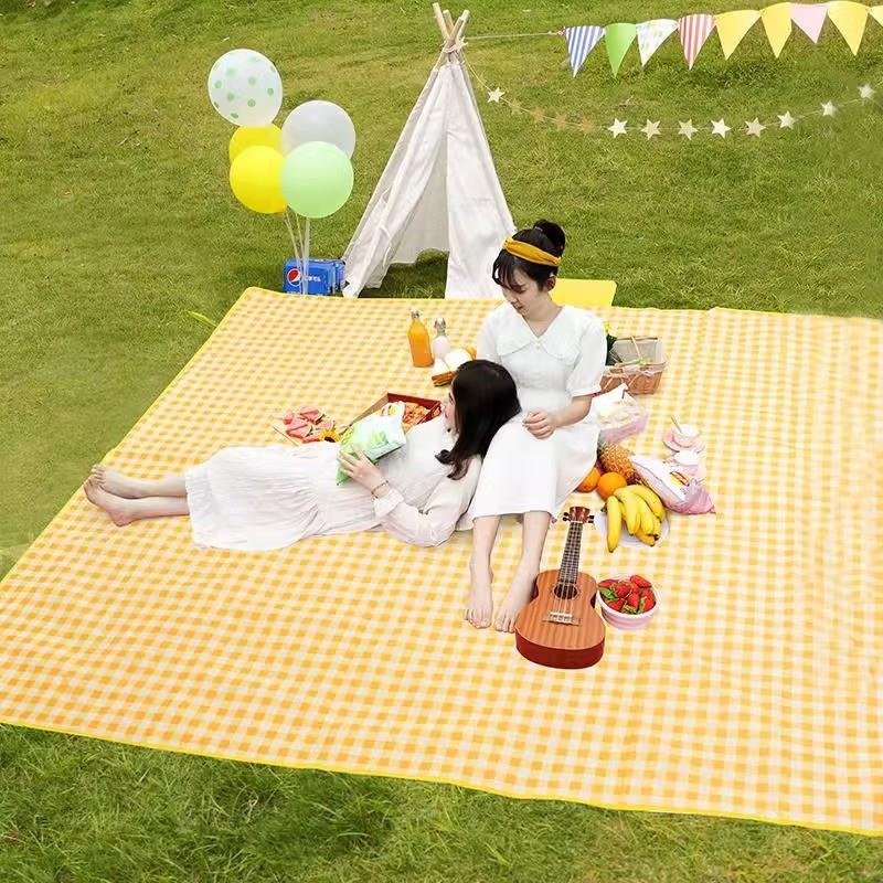 Quick-out out-of-the-house damp pads with thick picnic pads camping on the field and water-protected lawn tents with beach grass